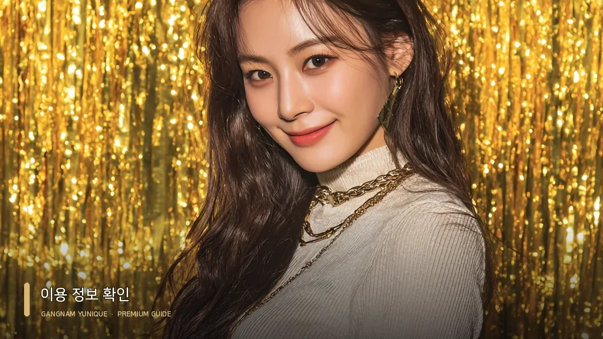 회색 계열 상의를 입은 여성 모델의 상반신