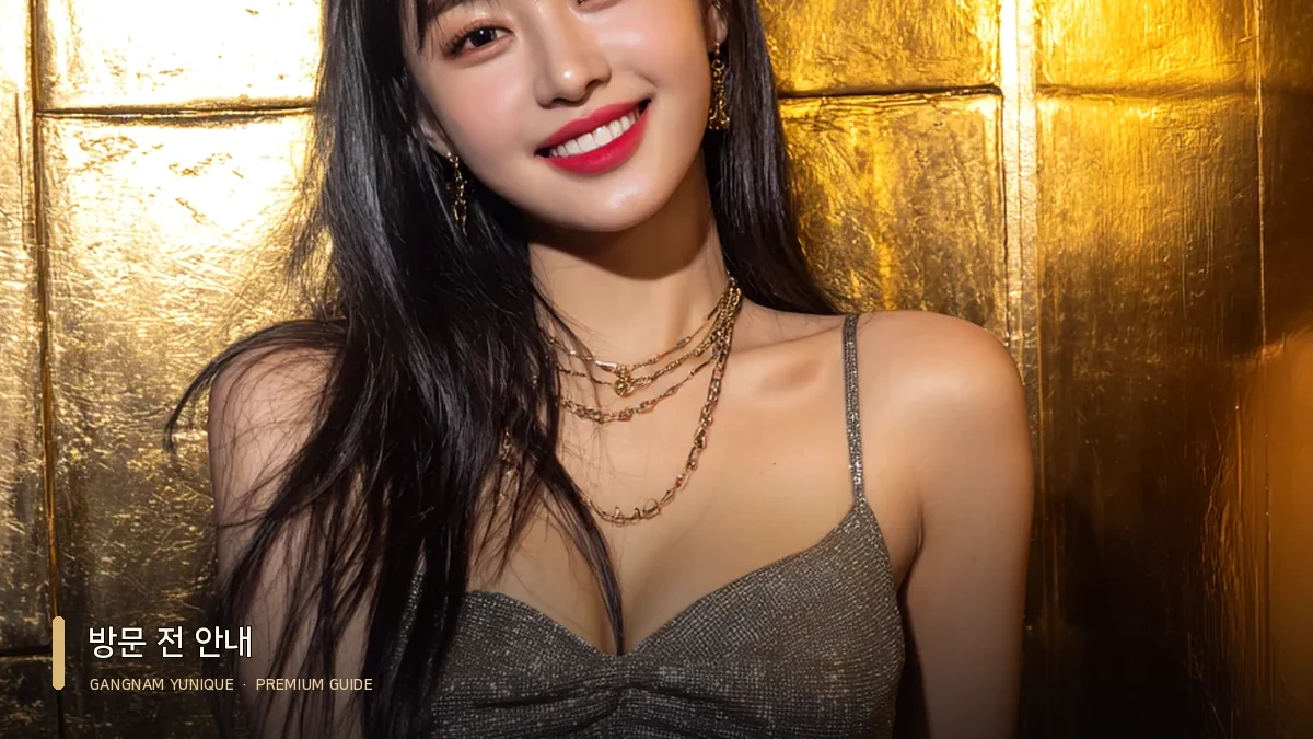 골드 커튼 배경의 회색 의상 여성 모델